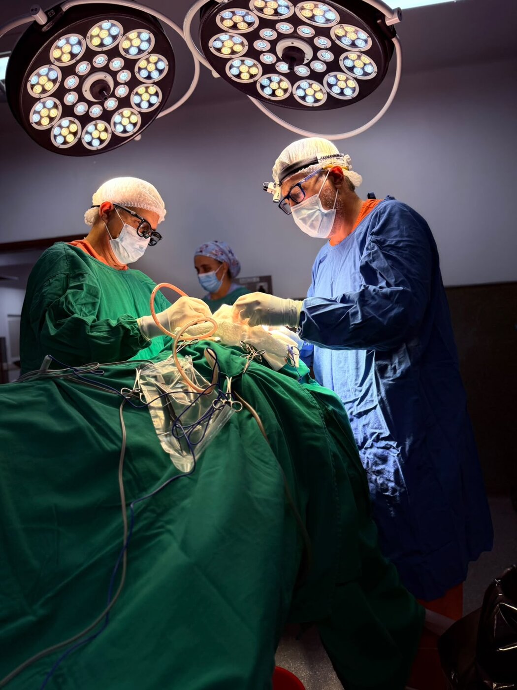 El Dr. Díaz operando junto a su colega