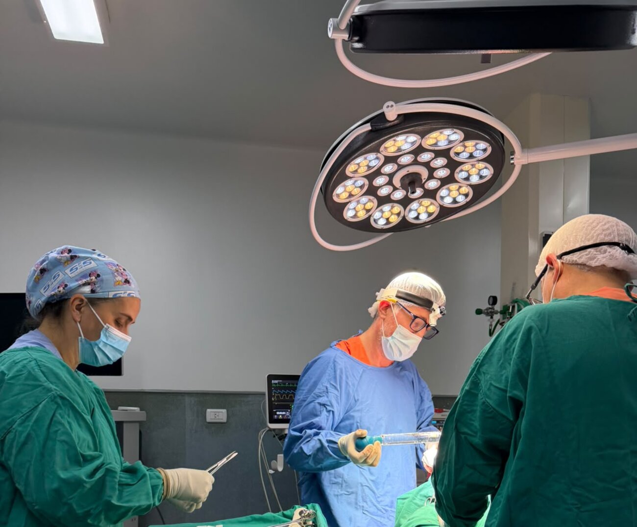 El Dr. Díaz preparando medicación en quirófano