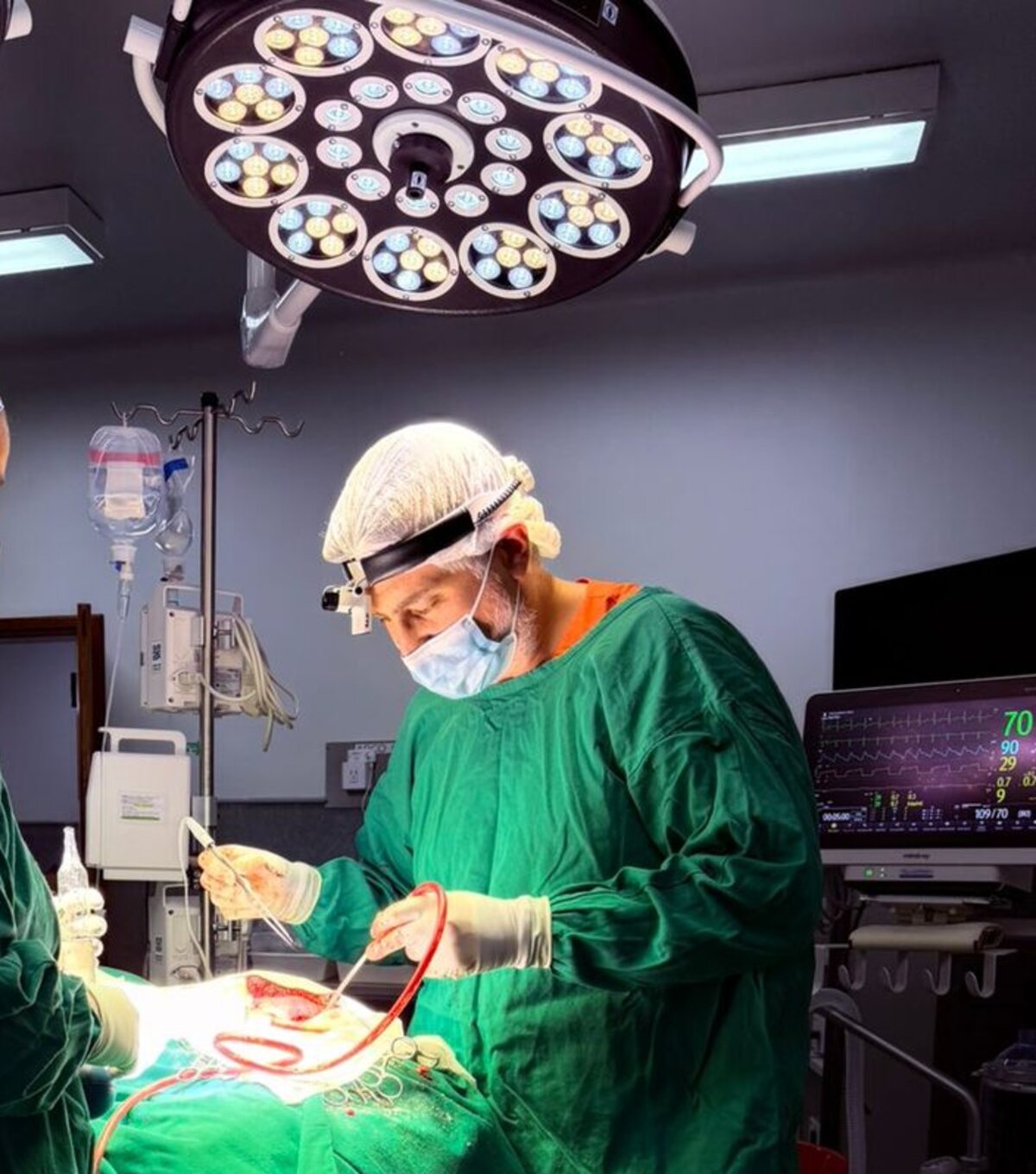 El Dr. Díaz operando bajo la lámpara quirúrgica