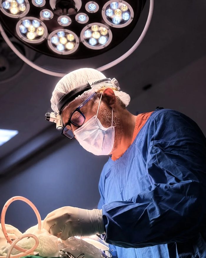 El Dr. Díaz en quirófano bajo la lámpara quirúrgica
