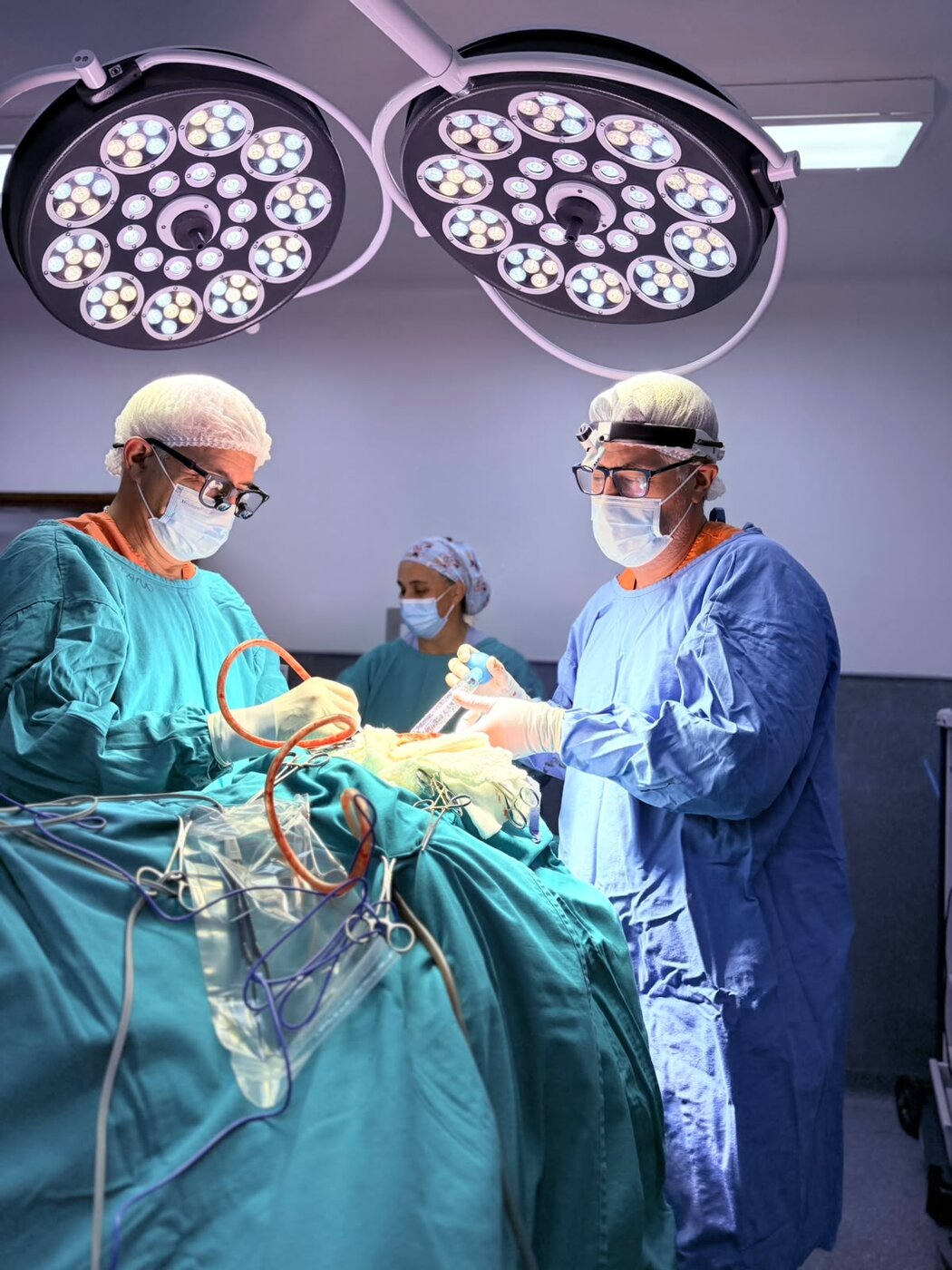 El equipo quirúrgico del Dr. Díaz durante una intervención